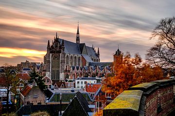 Hooglandse Kerk in Leiden in de herfst van Eric van den Bandt