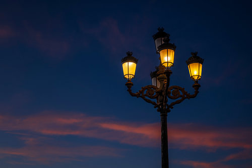 Kunstvolle Straßenlaterne bei Nacht