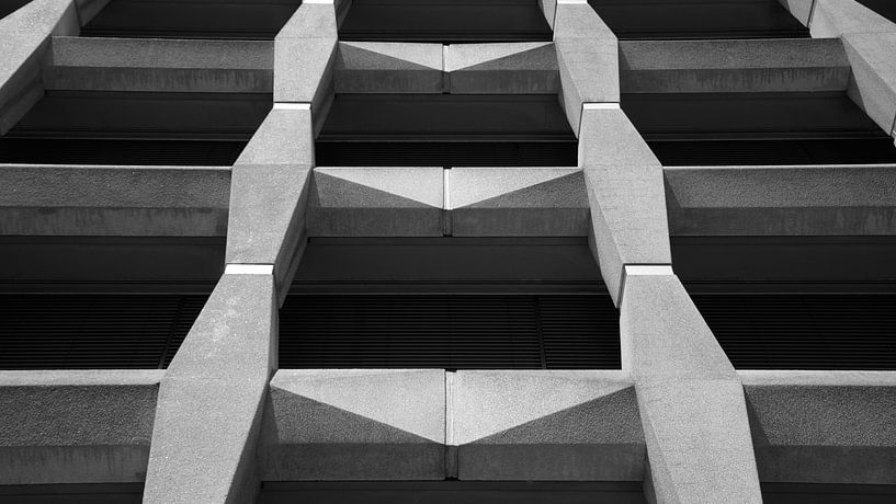 Strak zwart wit gebouw architectuur met rechte lijnen van Dorus Marchal