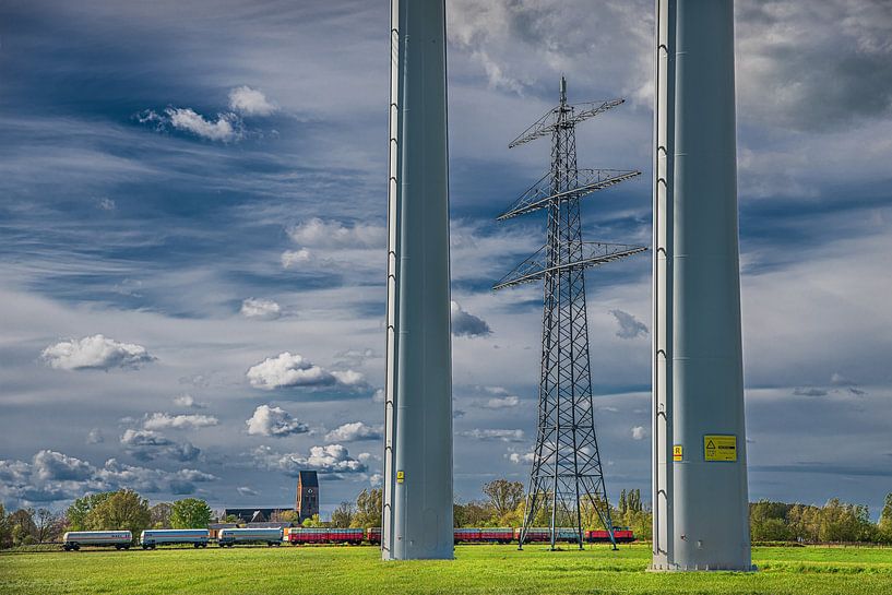 Landschaft in Groningen bei Bedum mit vorbeifahrendem Zug von Harrie Muis