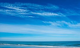 Une formation nuageuse féérique au-dessus d'une mer calme sur urbanpho.to-art