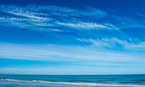 Magische Wolkenformation über dem ruhigen Meer
