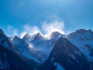 Alpenpanorama met mist in Oostenrijk van Animaflora PicsStock