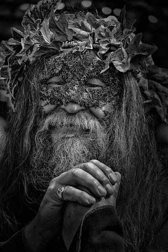 Kunstzinnig opgemaakte oudere man