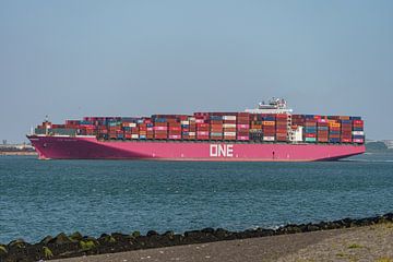 Containerschip ONE Hamburg van rederij ONE. van Jaap van den Berg