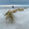 Terschellinger drenkenlingenhuisje aan de Noordzee vanaf het strand met duinen van Dave Zuuring