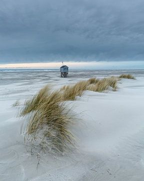 Terschellinger drenkenlingenhuisje aan de Noordzee vanaf het strand met duinen van Dave Zuuring
