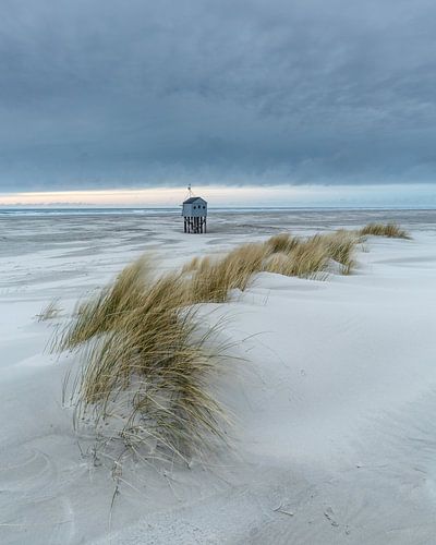 Terschellinger drenkenlingenhuisje aan de Noordzee vanaf het strand met duinen