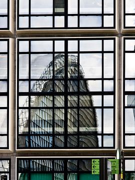 Spiegeling in raam op La Defense,Parijs van M  van den Hoven