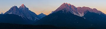 Bergpanorama bij zonsopkomst tijdens gouden uur | Dolomieten, Italië