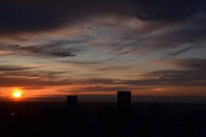 Onstuimige wolken boven Rotterdam