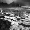 Landschaft auf Island im stürmischen Wetter. Schwarzweiß Bild. von Manfred Voss, Schwarz-weiss Fotografie