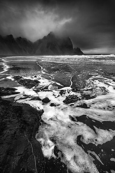 Landschaft auf Island im stürmischen Wetter. Schwarzweiß Bild. by Manfred Voss, Black-White Photography