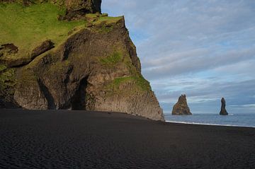 La plage noire de Reynisfjara en Islande sur Tim Vlielander