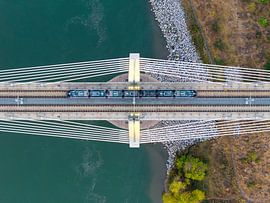 Der Zug auf der Tawatinâ-Brücke in Edmonton von Thomas Röell