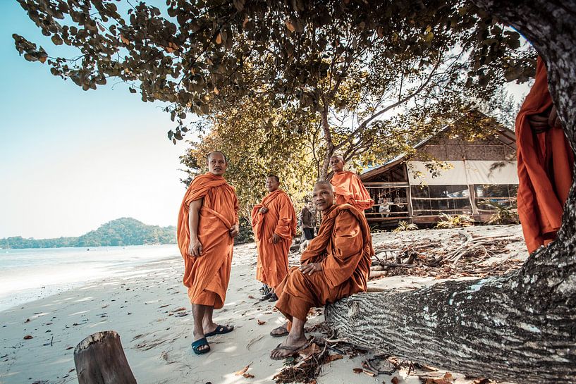 Monniken op het strand op Koh Phayam van Levent Weber