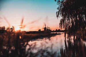 Molendriegang bij Zonsondergang van Chris Koekenberg