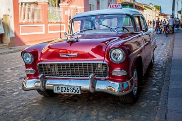Oldtimer klassieke auto in centrum van Havana Cuba. One2expose Wout Kok Photography.  van Wout Kok