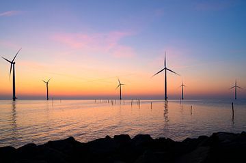 Windturbinen in einem Offshore-Windpark bei Sonnenuntergang von Sjoerd van der Wal Fotografie