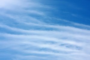 Blauwe lucht met witte cirrus wolken