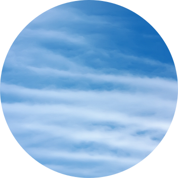Blauwe lucht met witte cirrus wolken van Jan Brons