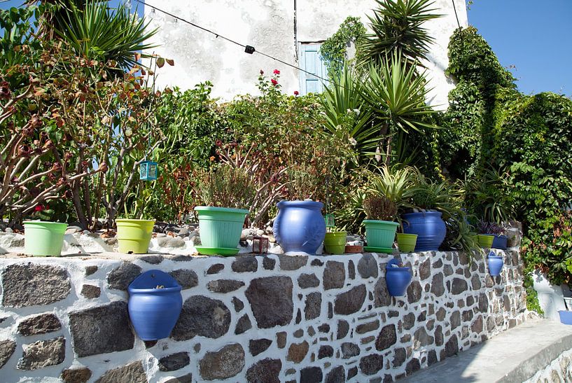 Mur grec avec des pots de fleurs colorés par Helga Kuiper