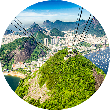 Uitzicht vanaf de Suikerbroodberg op het heuvellandschap van Rio de Janeiro Brazilië van Dieter Walther