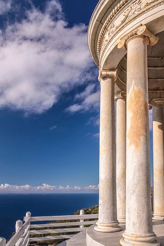 Tempel in de tuin van Son Marroig met uitzicht op zee, Mallorca