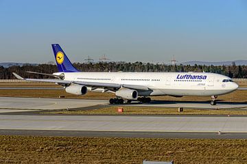 Lufthansa Airbus A340-300. van Jaap van den Berg