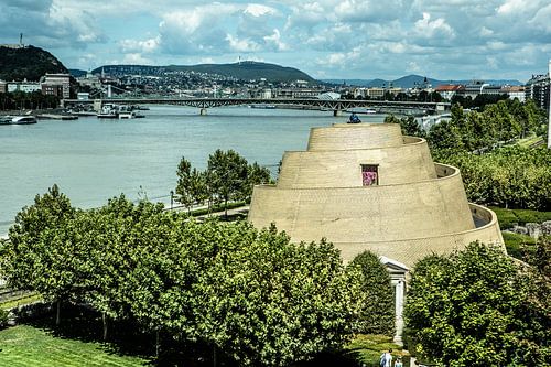ziggurat met uitzicht op boedapest van het museum