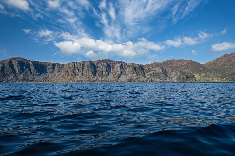 Fjord en Norvège, ciel nuageux par Martin Köbsch