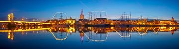 Kampen skyline avondzicht aan de IJssel