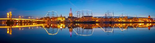 Kampen skyline avondzicht aan de IJssel