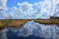 Witte wolken weerspiegeld in het water van de Alde Feanan