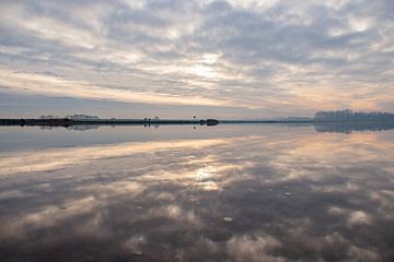 Winter water weerspiegeling zonsondergang van Jacoline van Dijk