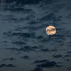 pleine lune derrière des nuages sombres sur VIDEOMUNDUM
