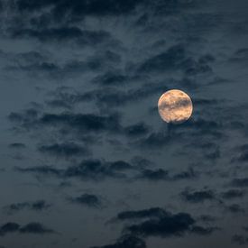 full moon behind dark clouds von VIDEOMUNDUM