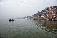 Toeristen genieten van een boottocht op de heilige rivier de Ganges Varanasi, India van Tjeerd Kruse thumbnail