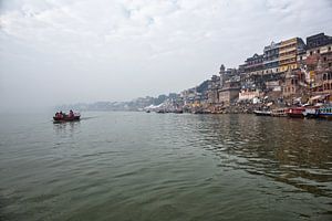 Toeristen genieten van een boottocht op de heilige rivier de Ganges Varanasi, India