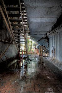 Spiegelung in einer alten Fabrik