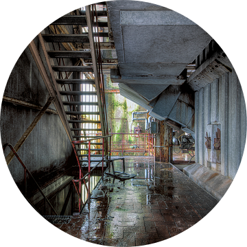 Spiegeling in een oude fabriek van Truus Nijland