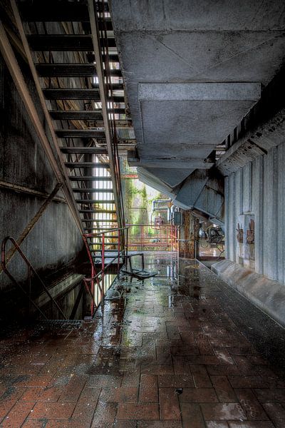 Spiegeling in een oude fabriek van Truus Nijland