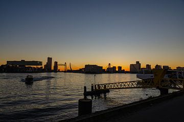 Tijdens avondzon de drie bruggen van Rotterdam op de foto van Jorg van Krimpen