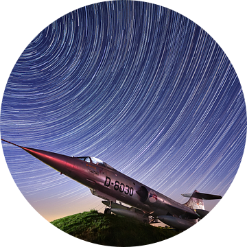 Sterrensporen boven vliegtuig