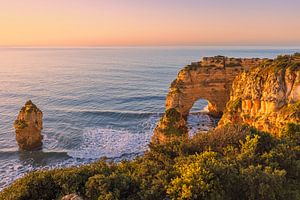 Sonnenaufgang am Praia da Marinha an der Algarve, Portugal