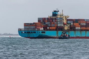 Der Schlepper und das Containerschiff von scheepskijkerhavenfotografie