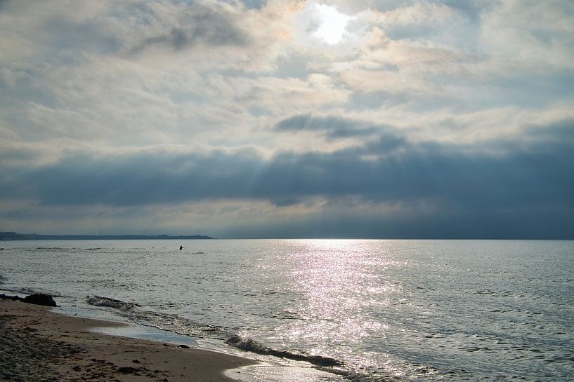 Op het zandstrand van de Oostzeekust van Martin Köbsch