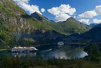 Uitzicht op de haven van Geiranger met schepen