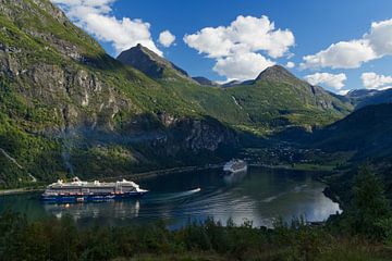 Uitzicht op de haven van Geiranger met schepen van Anja B. Schäfer