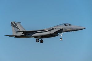 Eine F-15C Eagle der California Air National Guard landet auf dem Luftwaffenstützpunkt Leeuwarden wä